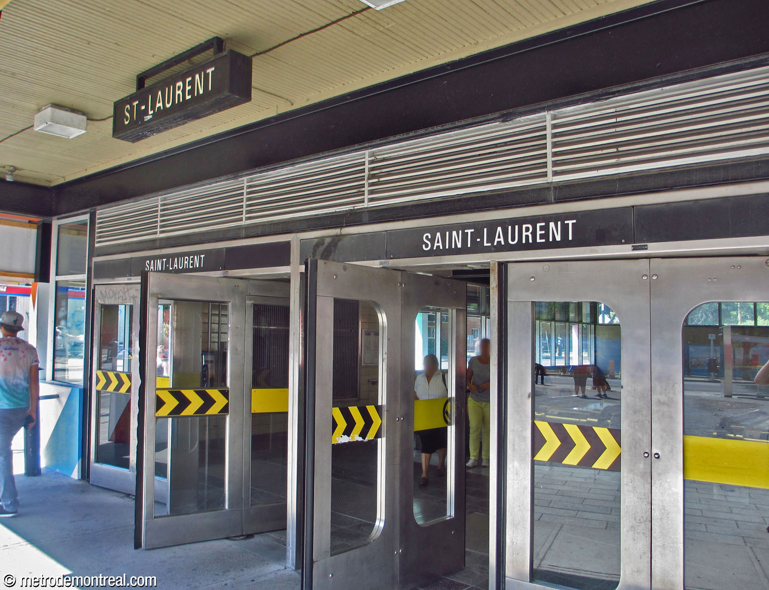 The entrance doors to the headhouse. Notice the hanging station name sign, a retro detail that is increasingly rare in the network.