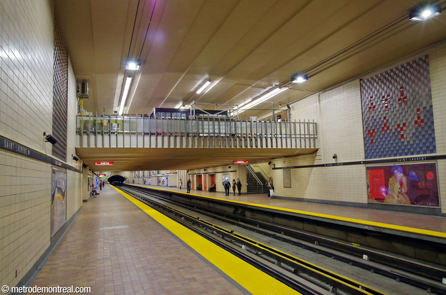 Looking up from the western end of the Angrignon platform toward the mezzanine.