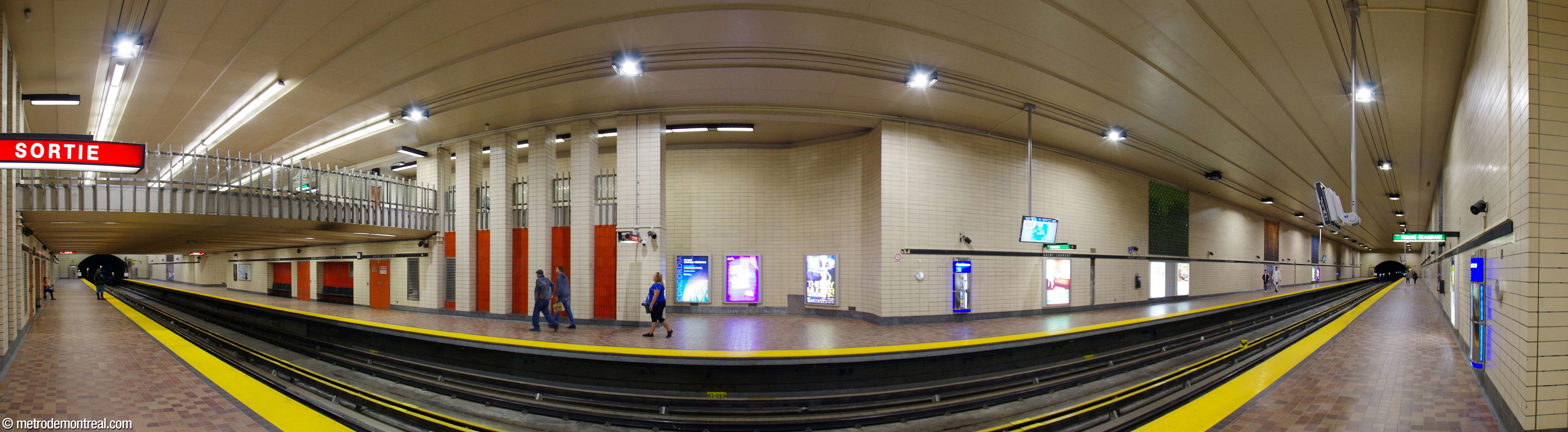 Panorama of the trainroom from the centre of the Honoré-Beaugrand platform.