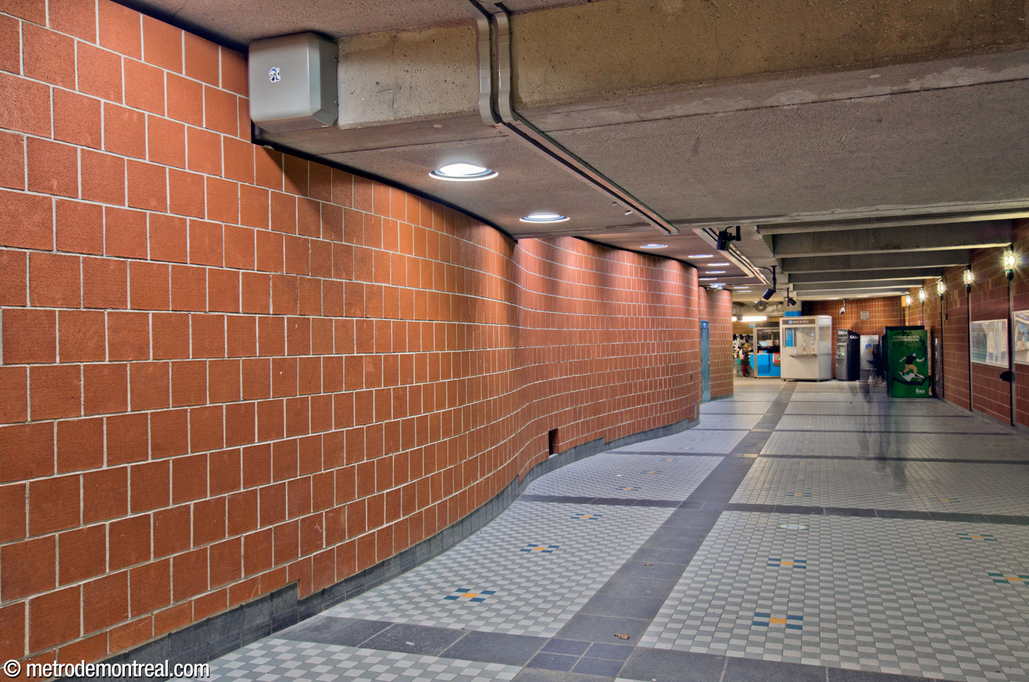 The corridor between the west headhouse and the ticket hall. The wall at left undulates while the right one is flat, creating an interesting contrast.