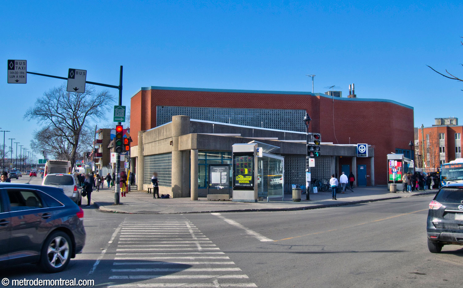The east headhouse viewed from the south. The triangular concrete structure stands atop the main volume, which it illuminates via its glass brick walls. Behind it, the two-storey section with curved brick walls contains an electrical substation.