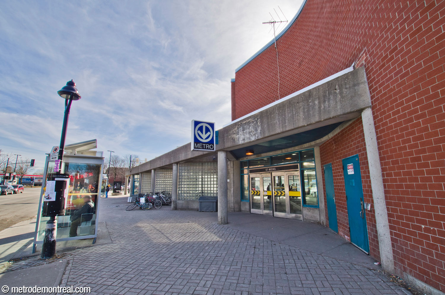 The triangular section of the east headhouse projects away from the two-storey brick section, along Boulevard Shaughnessy. The entrance occupies one corner of the triangle.