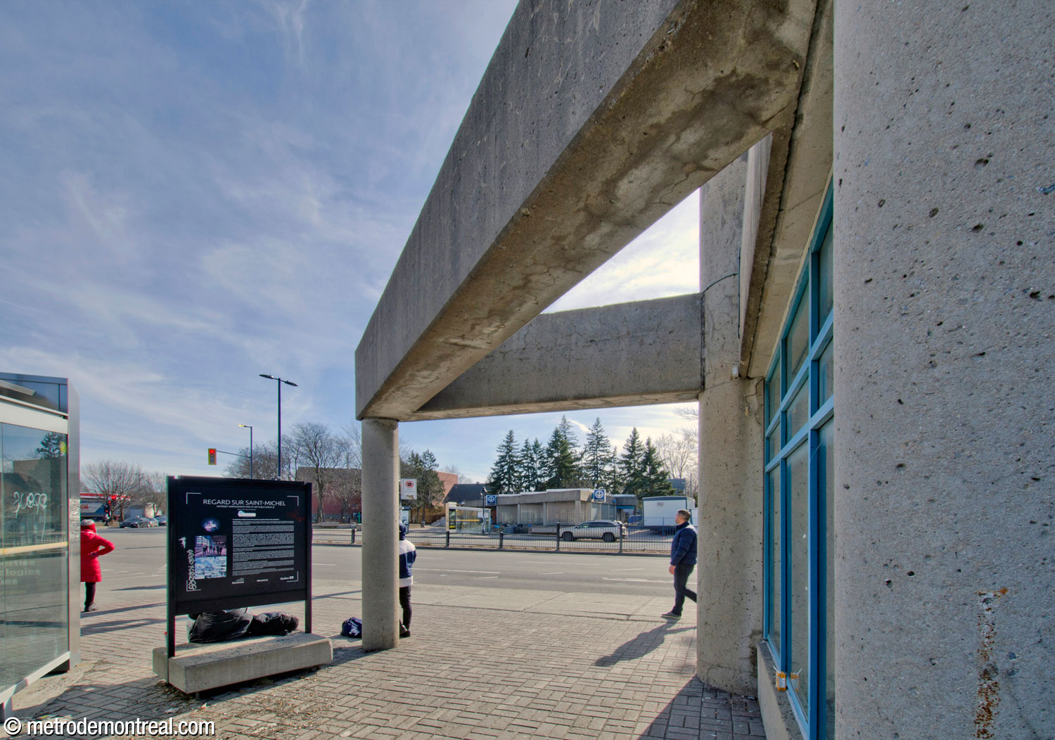 The prow-like point of the triangular Saint-Michel Est headhouse, at the intersection of Boulevard Saint-Michel and Boulevard Shaughnessy.