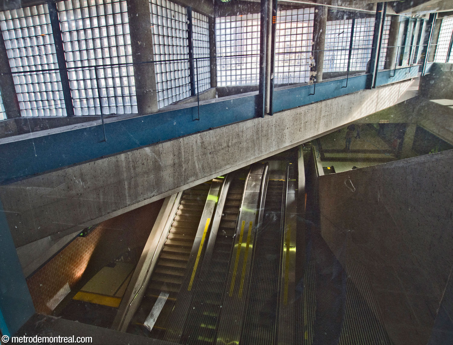 Looking down into the station from the Saint-Michel Est headhouse, which covers half of the square-shaped main volume. Below are the stairs from the ticket hall toward the platforms.