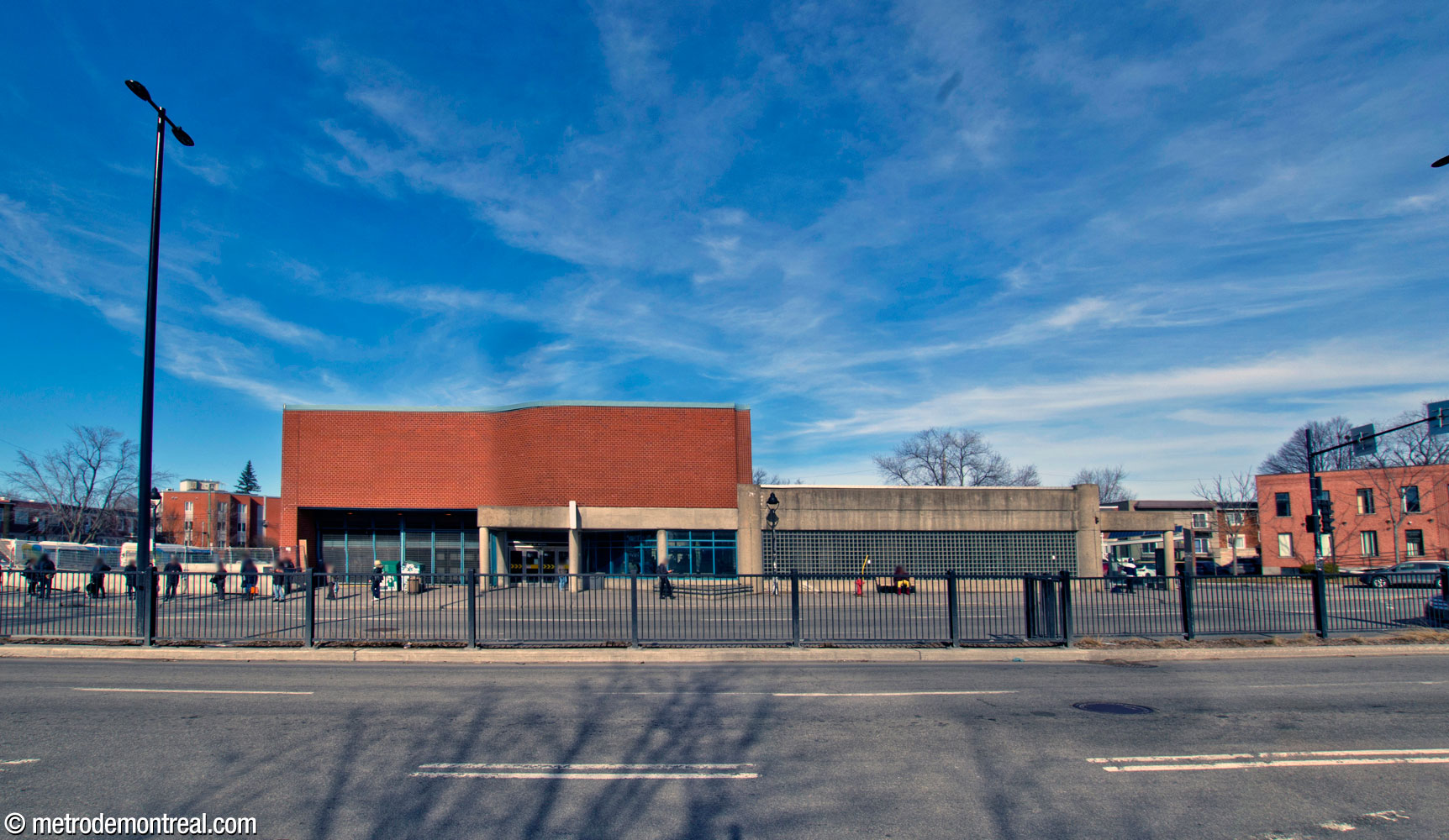 The west façade of the east headhouse, seen from across Boulevard Saint-Michel. The entrance, at centre, is at one corner of the triangle-shaped concrete structure.