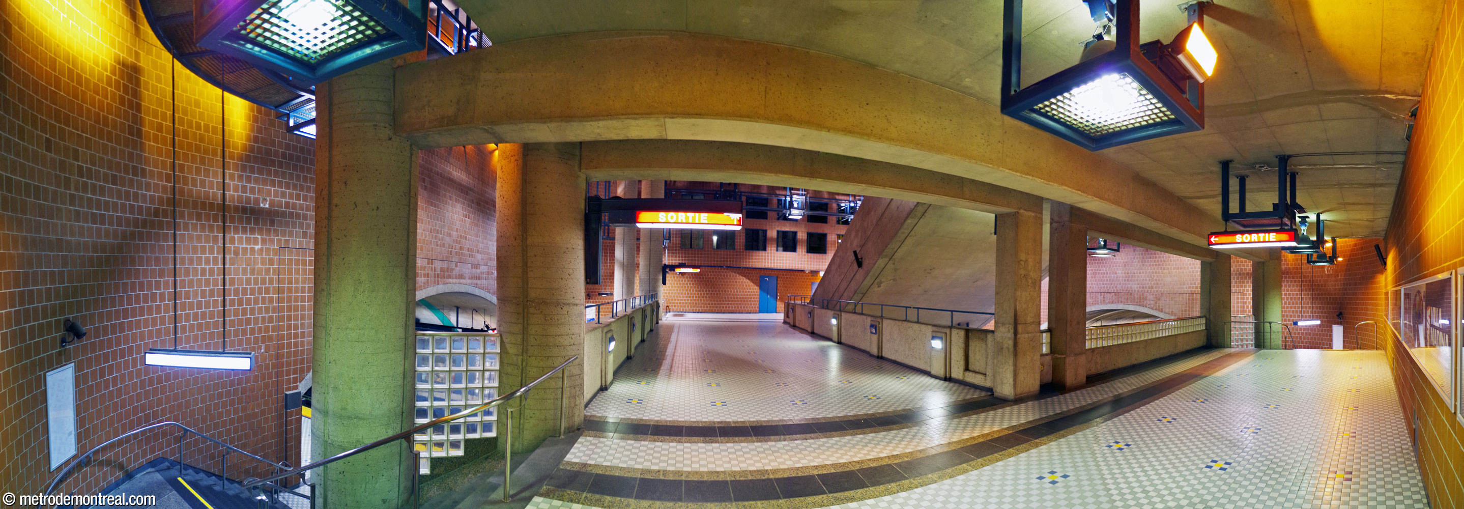 Panorama of the landing above the arrival platform; stairs from the platform are at left and right. At centre-left, the bridge leads to the foot of the stairs to the ticket hall.
