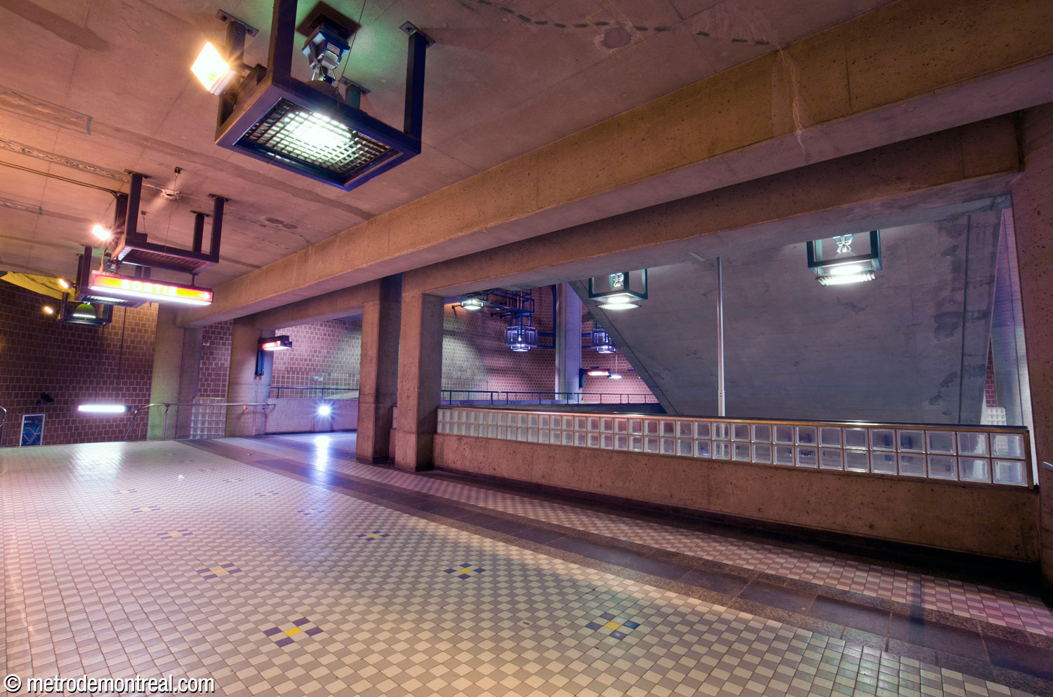 The landing above the arrival platform, underneath the flight of stairs to the ticket hall (right).
