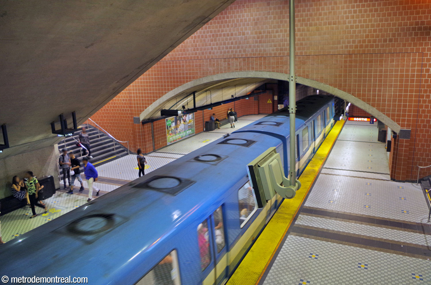 The platforms at the bottom of the station's main volume under the flight of stairs up to the ticket hall, seen from the crossover. The east wall of the main volume forms a high spandrel wall over the trainroom vault.