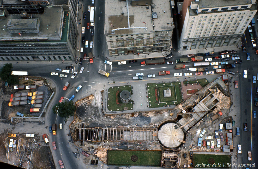 Vue aérienne de la construction à ciel ouvert de l'accès Saint-Jacques et de son lien intérieur vers la Tour de la Bourse en août 1965.