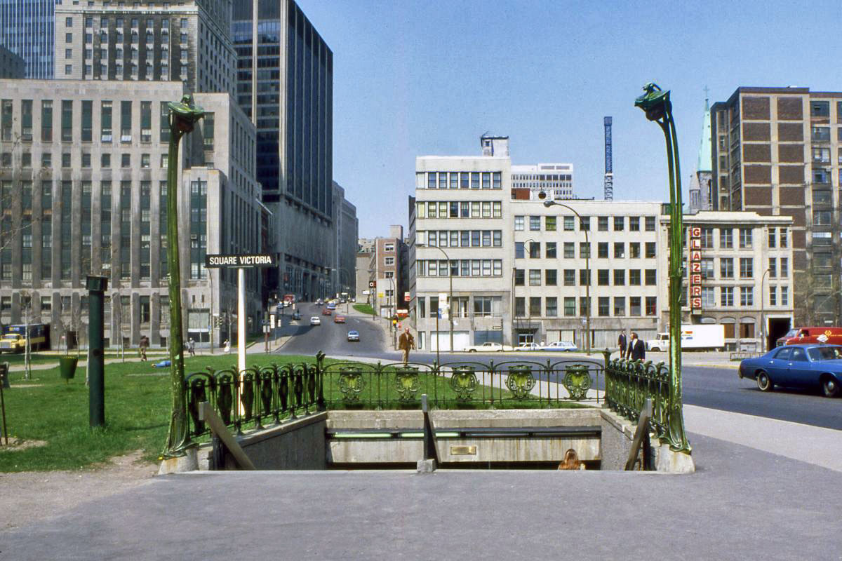 L'entrée Guimard telle qu'elle apparaissait avant sa rénovation en 2003. La trémie d’escalier étant à l’origine plus large que les bouches de métro parisiennes, on ne pouvait y intégrer l'enseigne emblématique « Métropolitain », et le porte-enseigne à l'arrière est aussi absent.