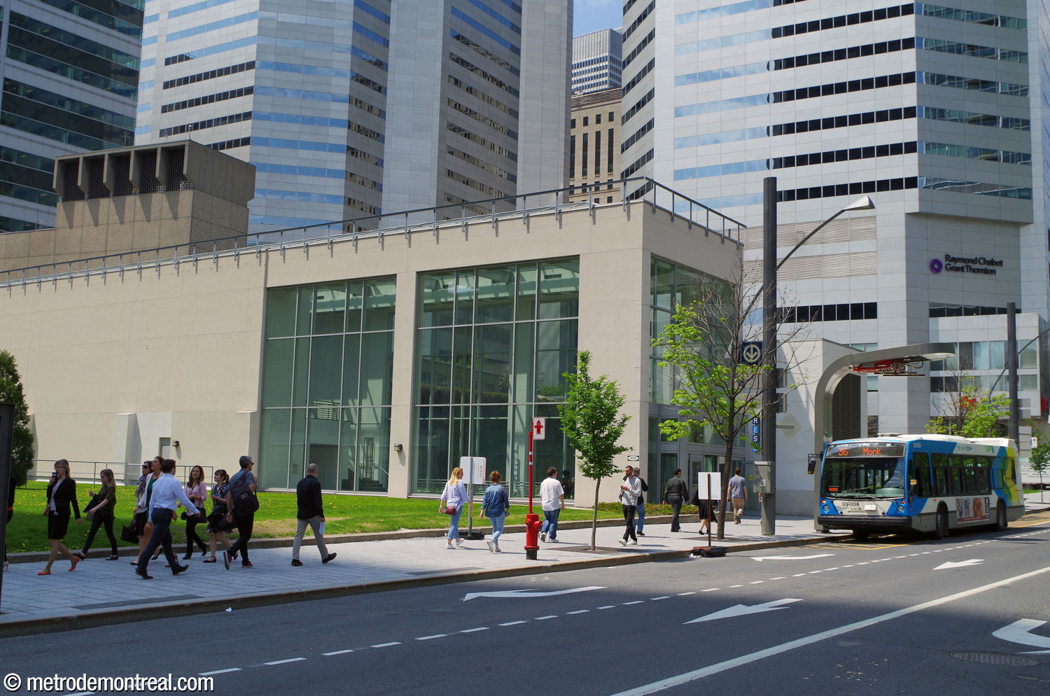 L'atrium en saillie de la Maison OACI fait office d'entrée de métro auxiliaire entre la rue Viger et la rue Saint-Antoine. Un prototype de poste de ravitaillement pour les autobus électriques a été installé devant lui.