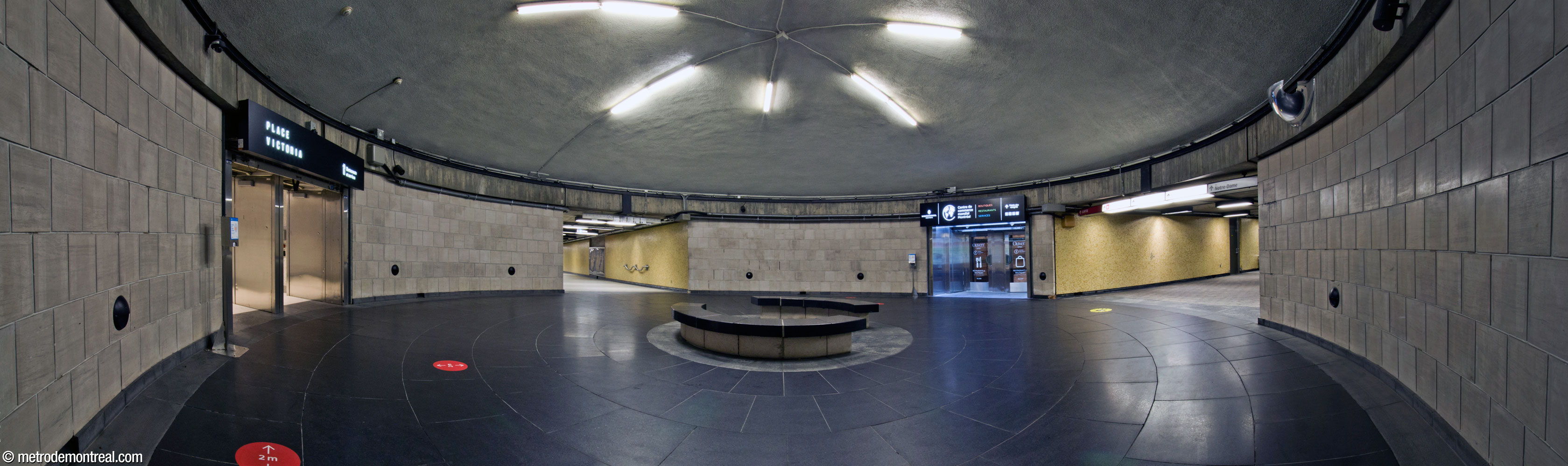 L'impressionnante rotonde et sa coupole à l'extrémité sud du tunnel d'accès. De gauche à droite, la rotonde s'ouvre vers la Place Victoria/Tour de la Bourse, la station de métro, le Centre de commerce mondial de Montréal et les escaliers vers la sortie Saint-Jacques.