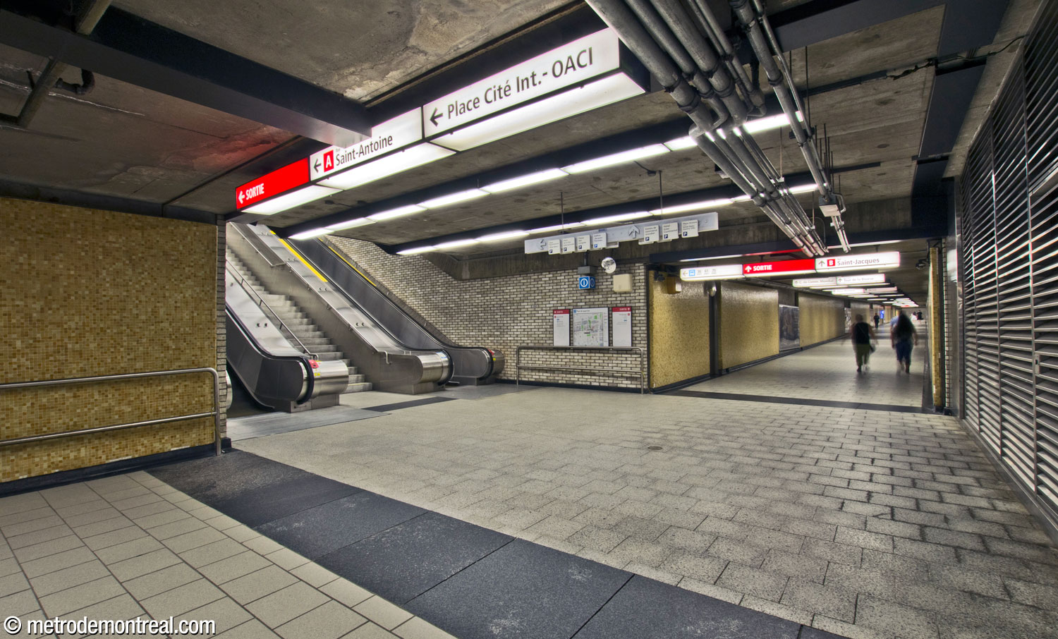 Le pied des escaliers vers la sortie Saint-Antoine. À droite, le corridor continue vers la sortie Saint-Jacques.