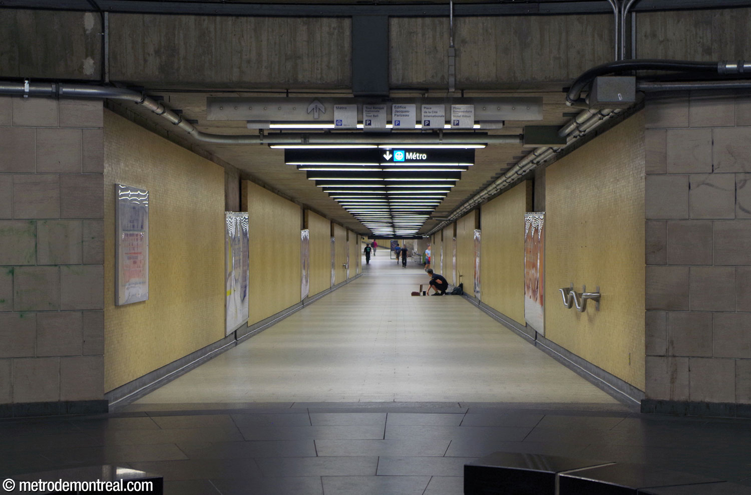 Le tunnel vers la billetterie à partir de l'entrée Saint-Jacques.