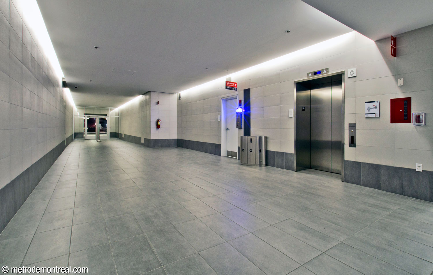 Le lien de la ville souterraine vers la Tour Air Canada, construite en 2014, offre un lien public par ascenseur entre la surface et le niveau de la billetterie de la station. Cet accès donne sur le corridor vers la sortie Belmont, vis-à-vis du pied des escaliers vers la sortie Viger.