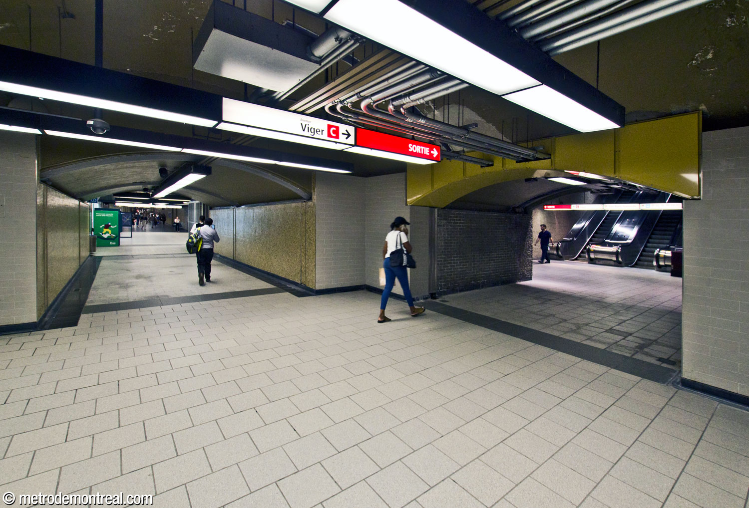 Fait insolite, l'accès Viger a été muni de deux raccordements différents à la billetterie. L'aire au pied de l'escalier donne directement sur la salle de contrôle (en tournant à droite à la fin des marches), mais également sur le tunnel d'accès nord (en face du pied des escaliers, tel qu'on le voit ici). Les raisons motivant cet aménagement sont inconnues.