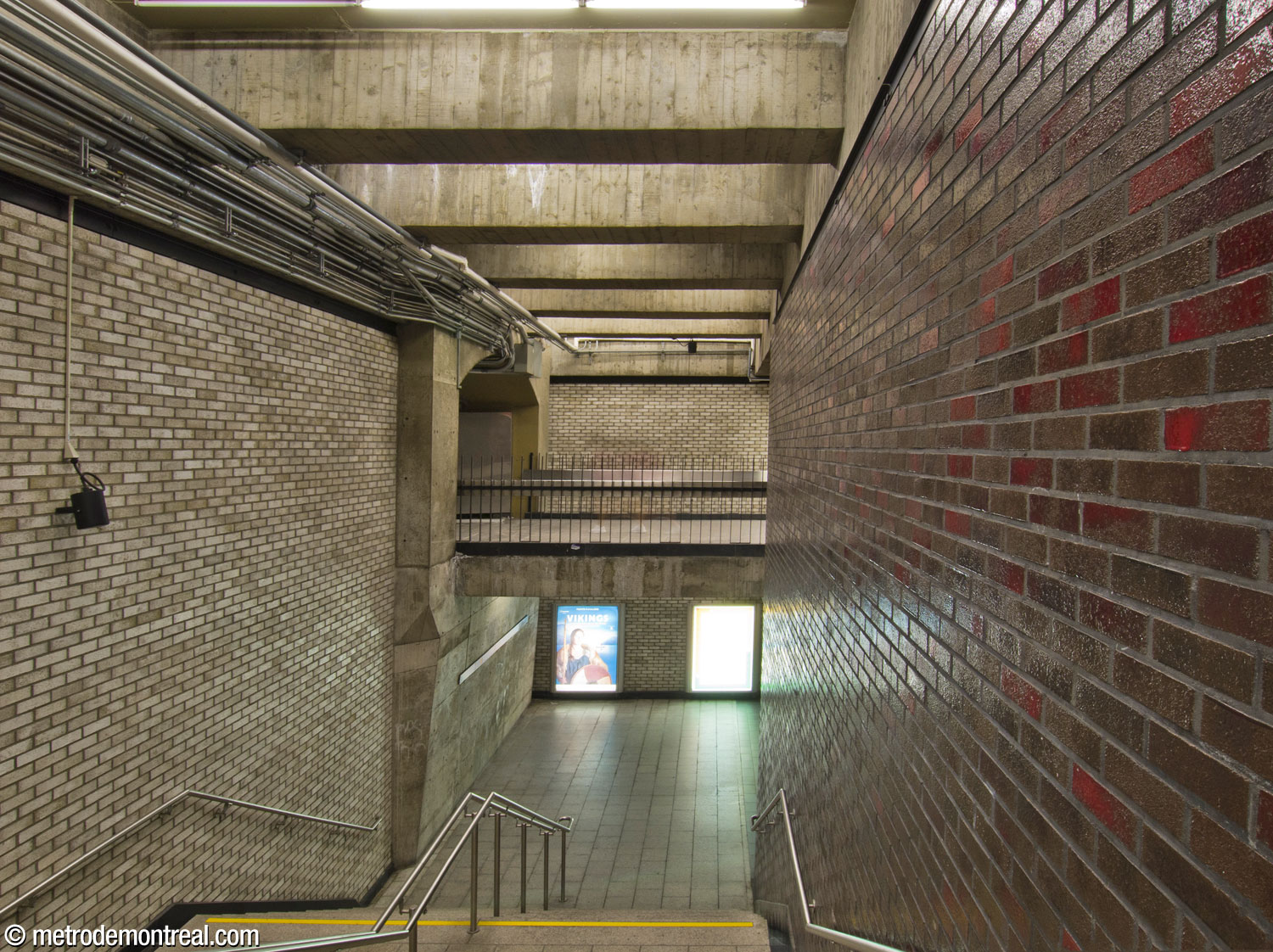 La sortie Viger fut ajoutée en 1983 dans le cadre de la construction des tours 600 et 700 De La Gauchetière. Elle fut reliée à la billetterie de la station à l'aide de cette passerelle au-dessus de l'escalier est vers le quai Côte-Vertu. Cette issue est entourée par une surface en béton brut facettée qui détonne des finitions ailleurs dans la station.