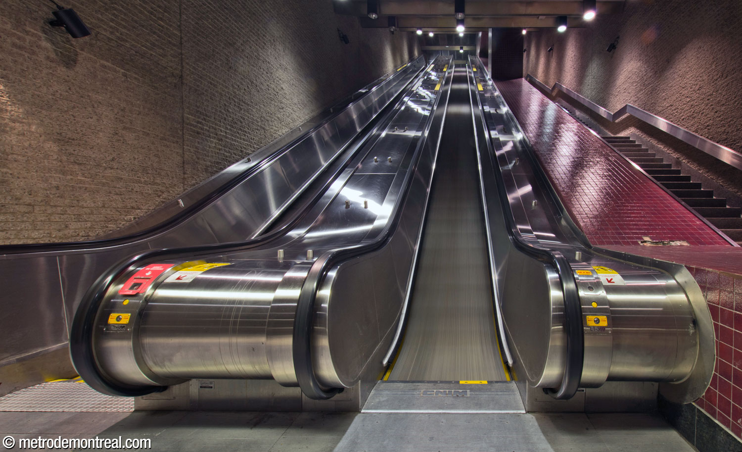 Les escaliers menant vers la sortie Viger.