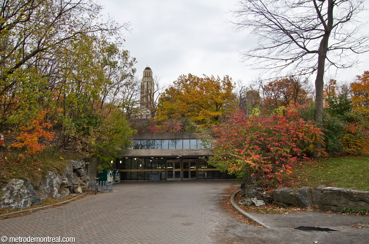 L'entrée principale de la station Université-de-Montréal se trouve à même la côte boisée de la montagne, sous le campus universitaire. En haut se dresse la tour emblématique du pavillon Roger-Gaudry.