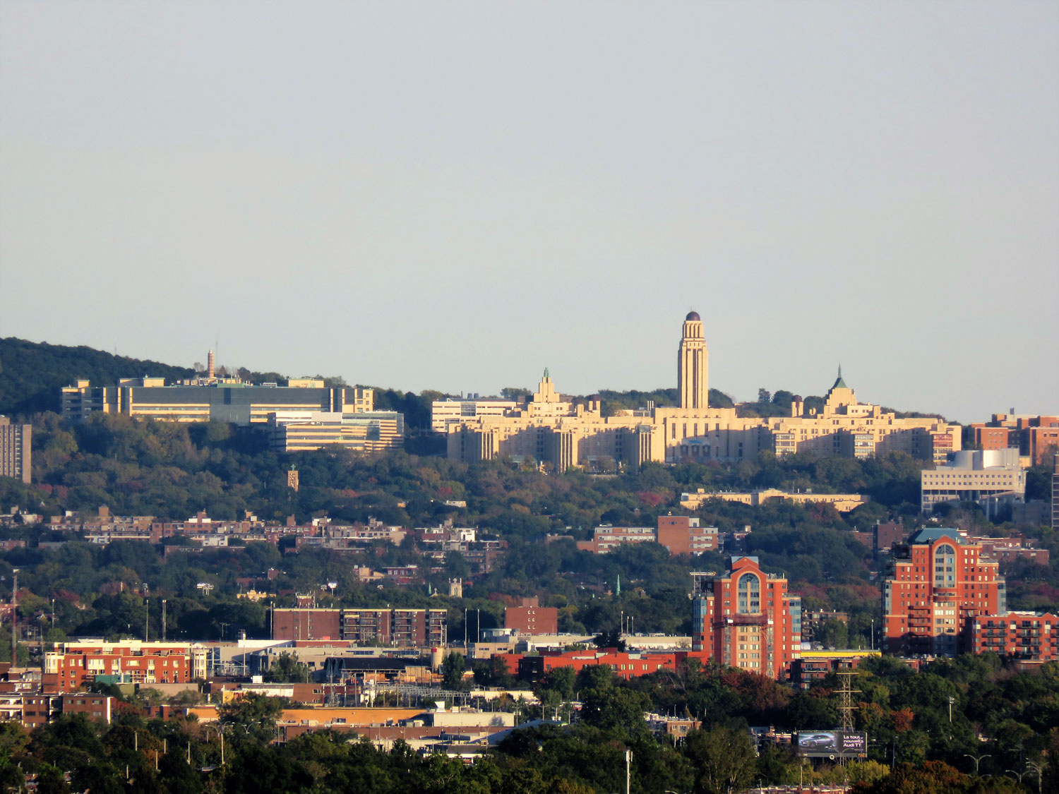 Le campus principal de l’Université de Montréal : le pavillon Roger-Gaudry (droite) et l’École polytechnique.