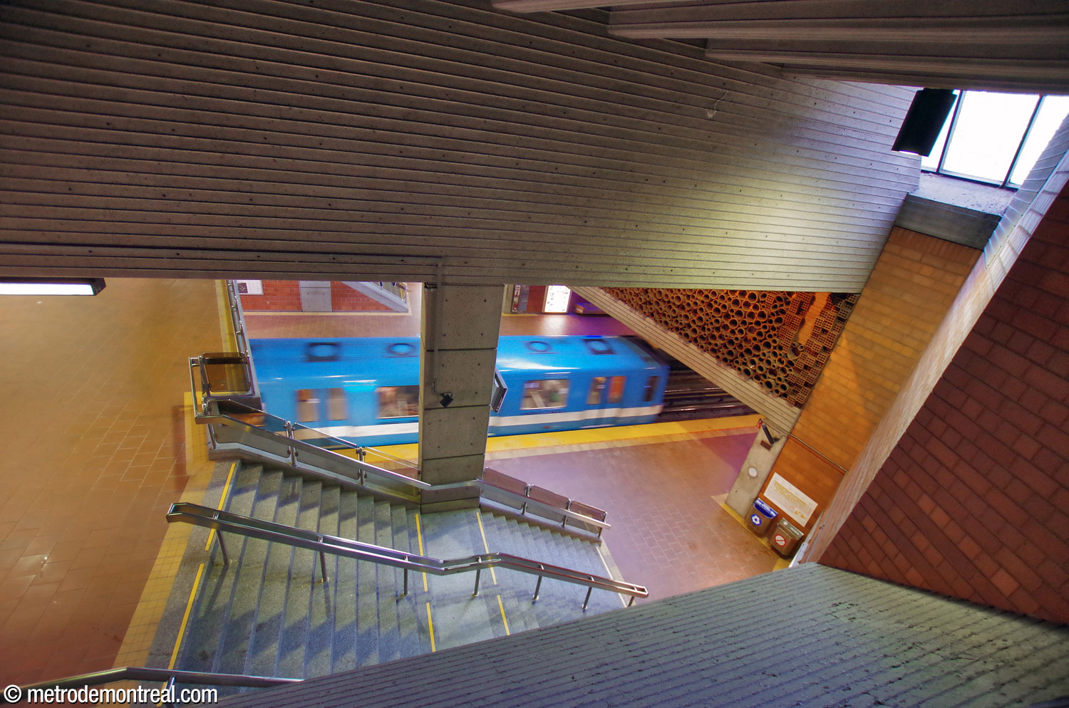 Vue du grand volume de la station à partir du couloir vers la sortie surélevée vers l'Université de Montréal.