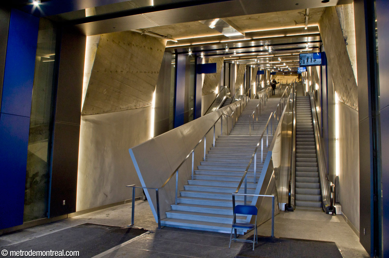 L'intérieur du Tunnel de la Montagne de l'Université de Montréal, qui contient des escaliers fixes et mobiles permettant de franchir la dénivellation entre le métro et le campus universitaire sur la montagne.