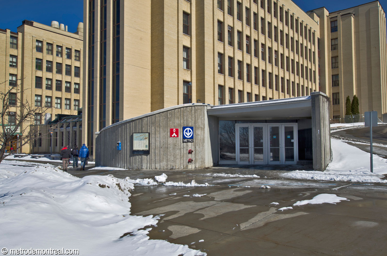 Grand plan de l'un des deux édicules du Tunnel de la Montagne sur le campus de l'Université de Montréal.