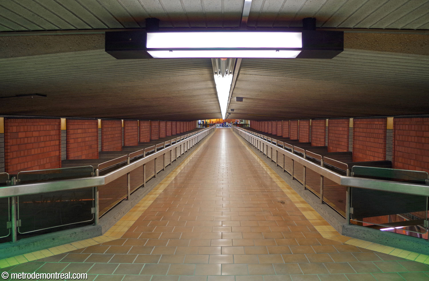 La longue passerelle en haut des voies de la station, vue vers l'est et vers la billetterie. Cette passerelle mène vers la sortie Louis-Colin (derrière le photographe).