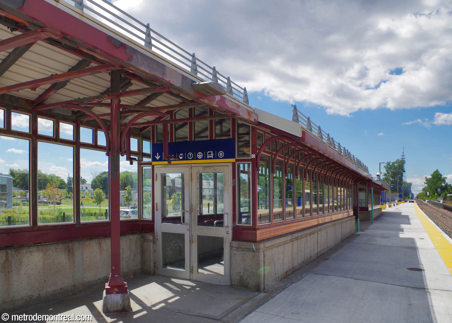 The oldest of the commuter train station's headhouses, on the south platform, featuring the maroon-coloured framing of the Vaudreuil-Hudson line's historic stations.