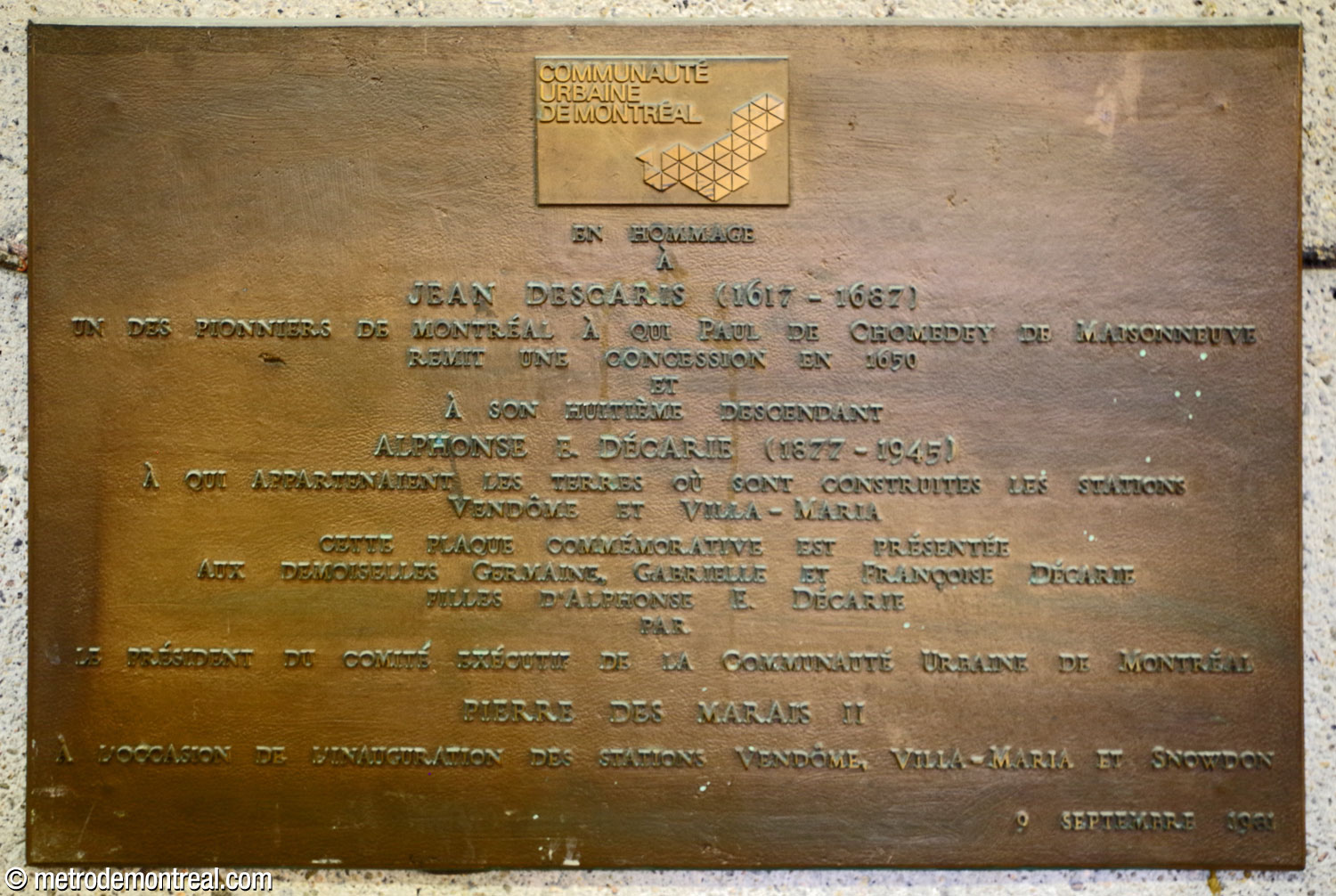 Commemorative plaque for the station in honour of the Décarie family, the area's former landowners, displayed in the ticket hall