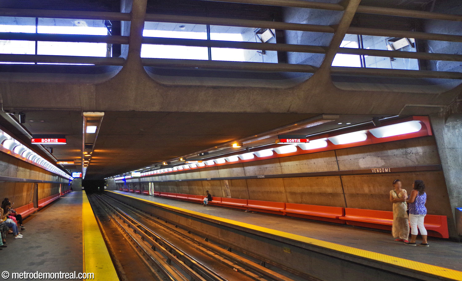 The platforms prior to the construction of the secondary headhouse. Also notice the ventilation shafts over the platforms, later closed off to allow the bus loop to be moved closer to the headhouse to accommodate the new access.
