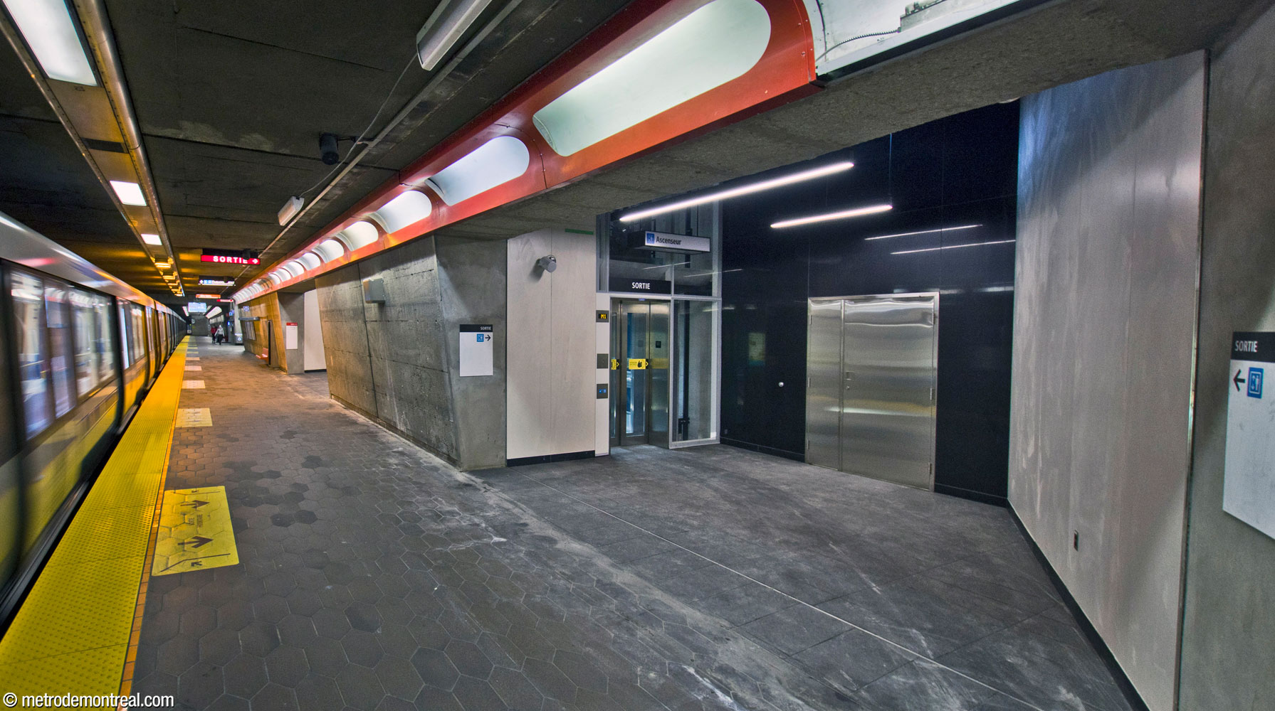 Access to the new headhouse from the Côte-Vertu platform. On this side, the stairs and elevator are in separate areas.