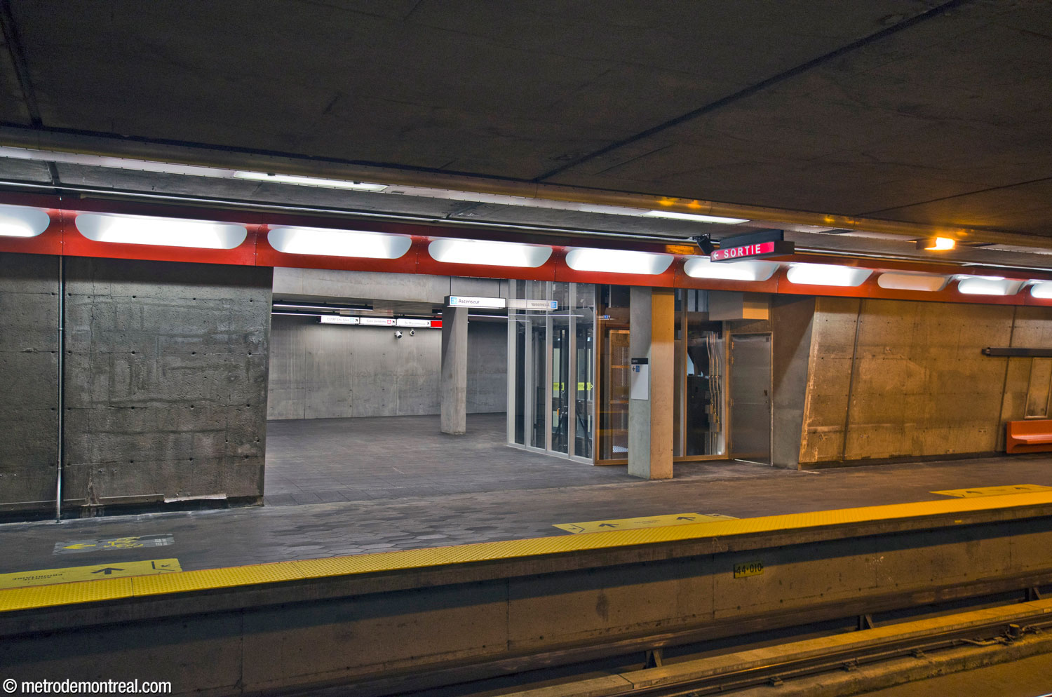 Access to the new headhouse from the Montmorency platform.