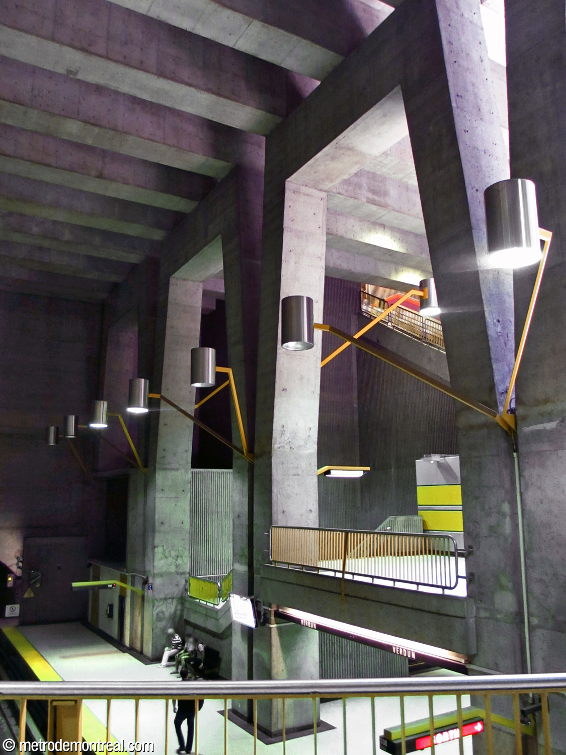 Arches over the head of the Honoré-Beaugrand platform. Note the giraffe-neck light fixtures placed at oblique angles.