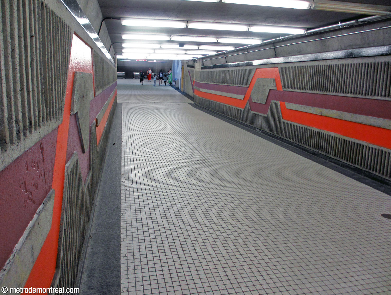 Looking north from the tunnel leading to the south entrance, with the purple and red friezes continued from the platform level.