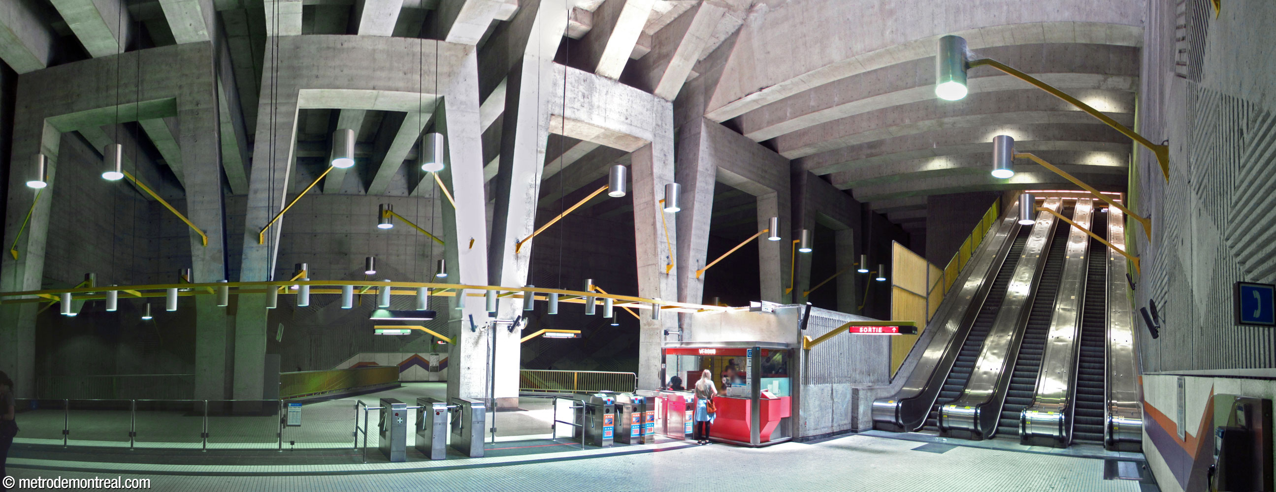 The main volume, divided in two by the station's six massive arches which separate the ticket hall from the trainroom.