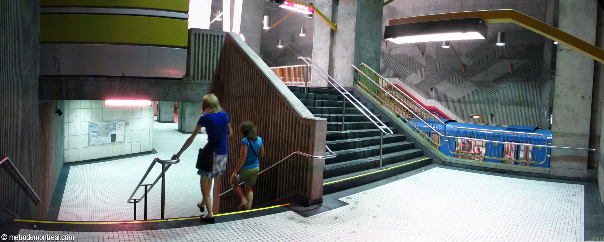 Staircase between the ticket hall level and the Honoré-Beaugrand platform.