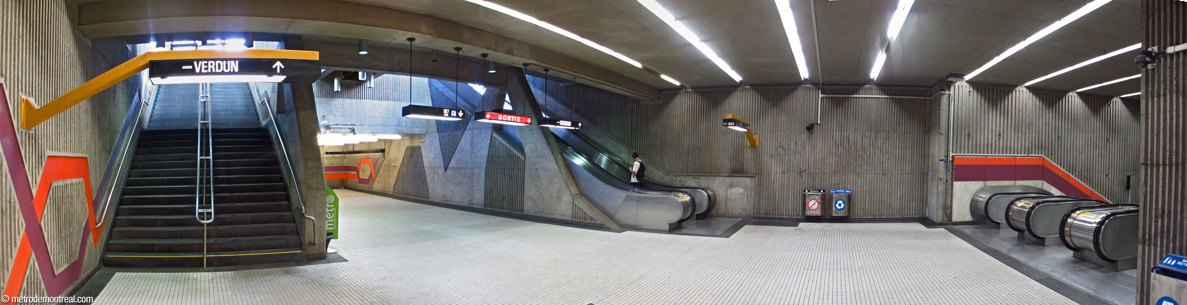 Landing connecting the two entrances with the head of the escalators to the ticket hall.