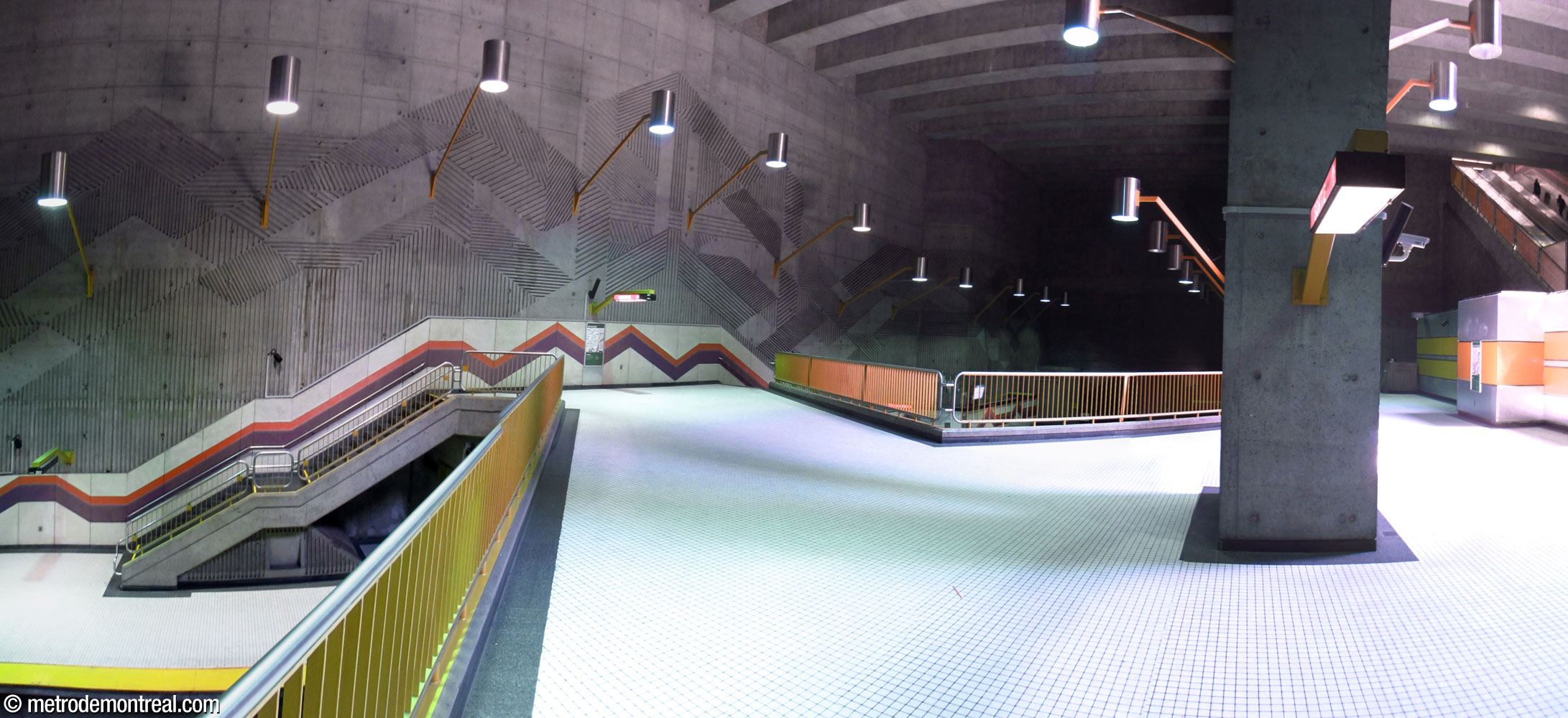 Crossover between the platforms, showing its zigzag shape, and wall of the main volume above the Angrignon platform with relief by Antoine D. Lamarche and Claude Théberge.