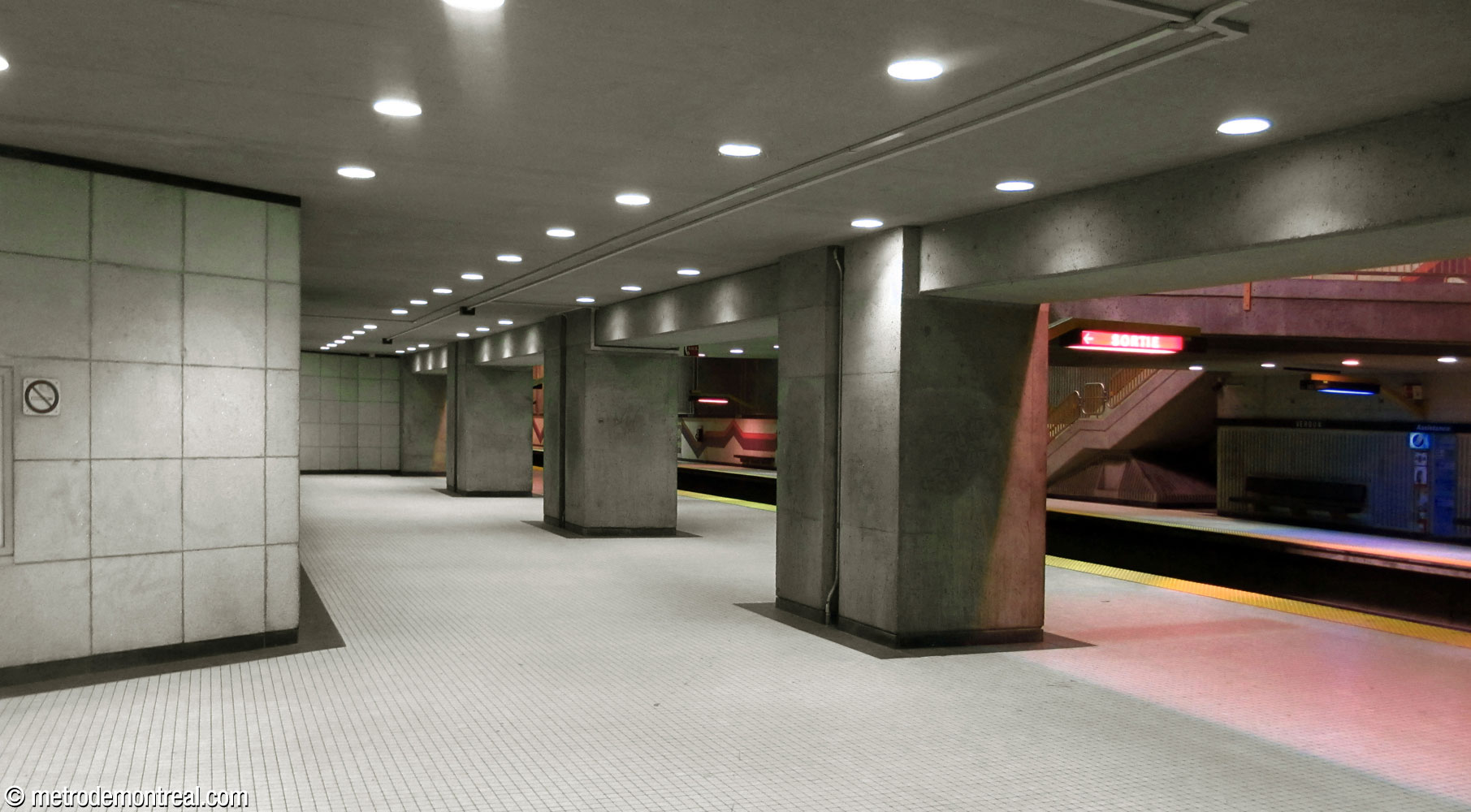 Recessed area at the foot of the stairs leading to the Honoré-Beaugrand platform.