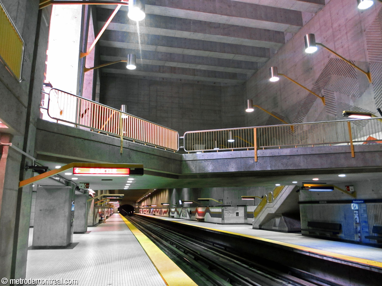 View of the crossover from the head of the Honoré-Beaugrand platform, showing its sharply angled shape.