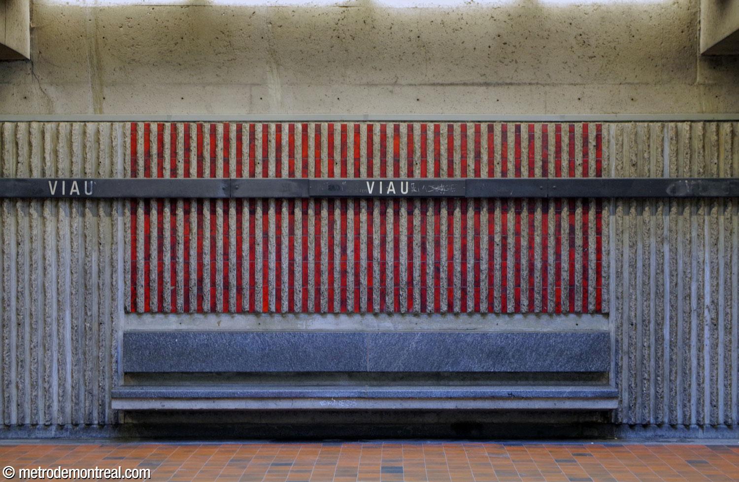 The sections of wall over the platform benches are highlighted with red glazed ceramic tiles in the interstices between the ridges in the concrete.