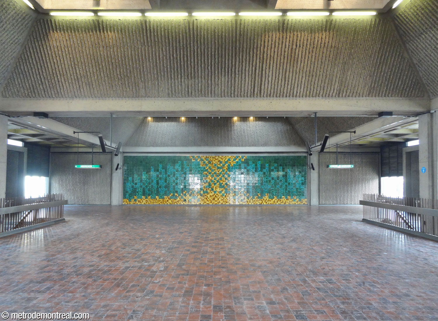 The fare-paid zone prior to the construction of elevators.