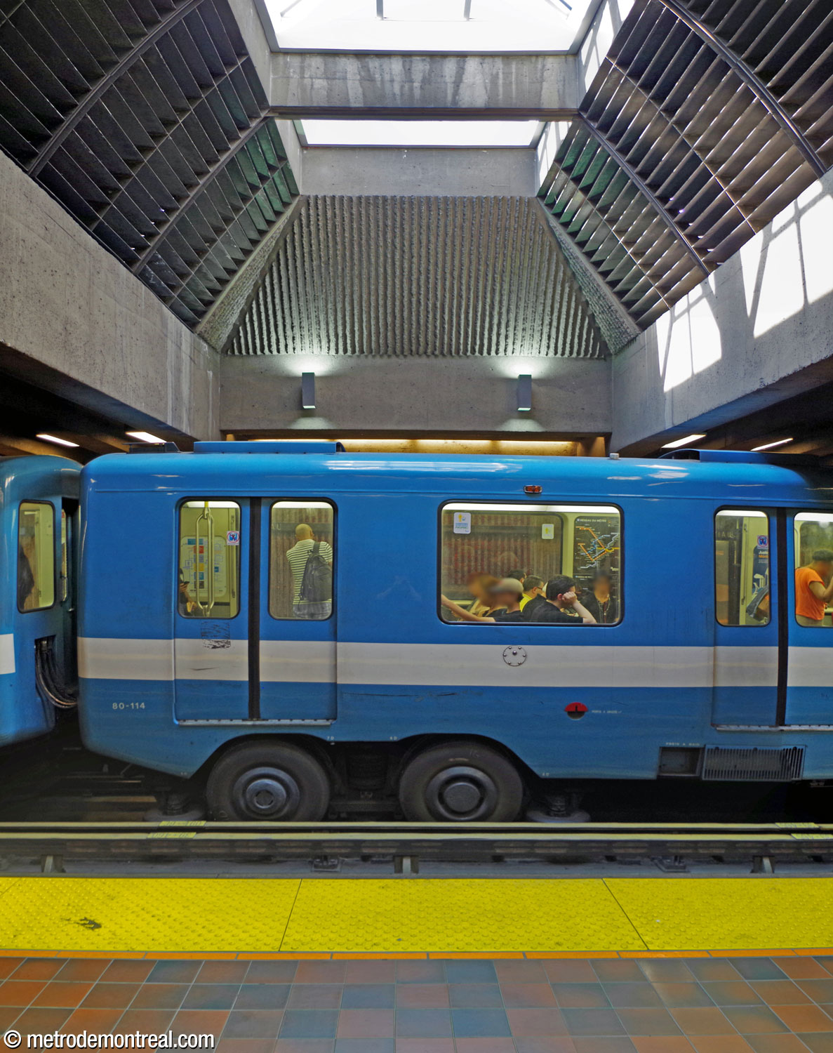 The light and ventilation shaft over the middle of the trainroom.
