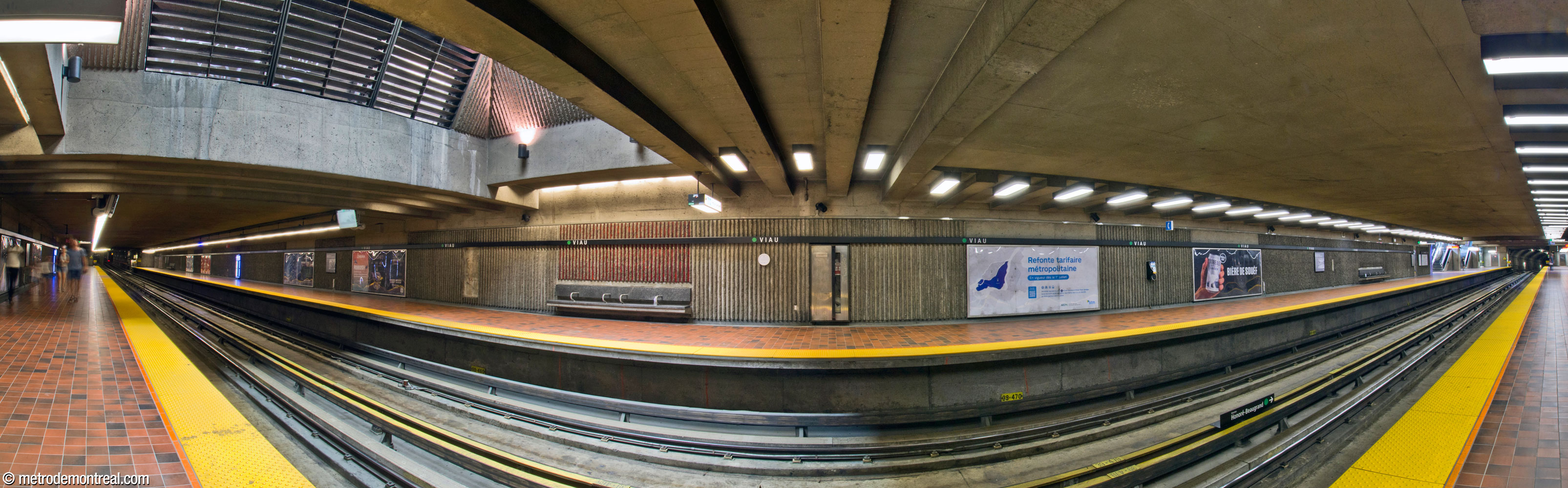 Panorama of the shallow cut-and-cover trainroom, from the centre of the Honoré-Beaugrand platform. The light and air shaft is at left; the staircases to the ground floor are at far right.
