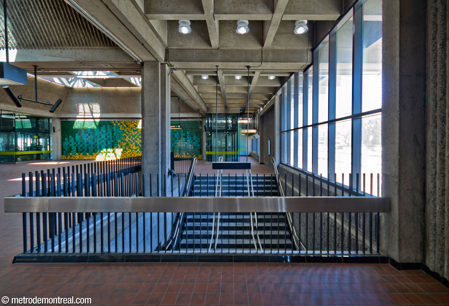 The head of one of the stairwells to the Honoré-Beaugrand platform, seen from behind.