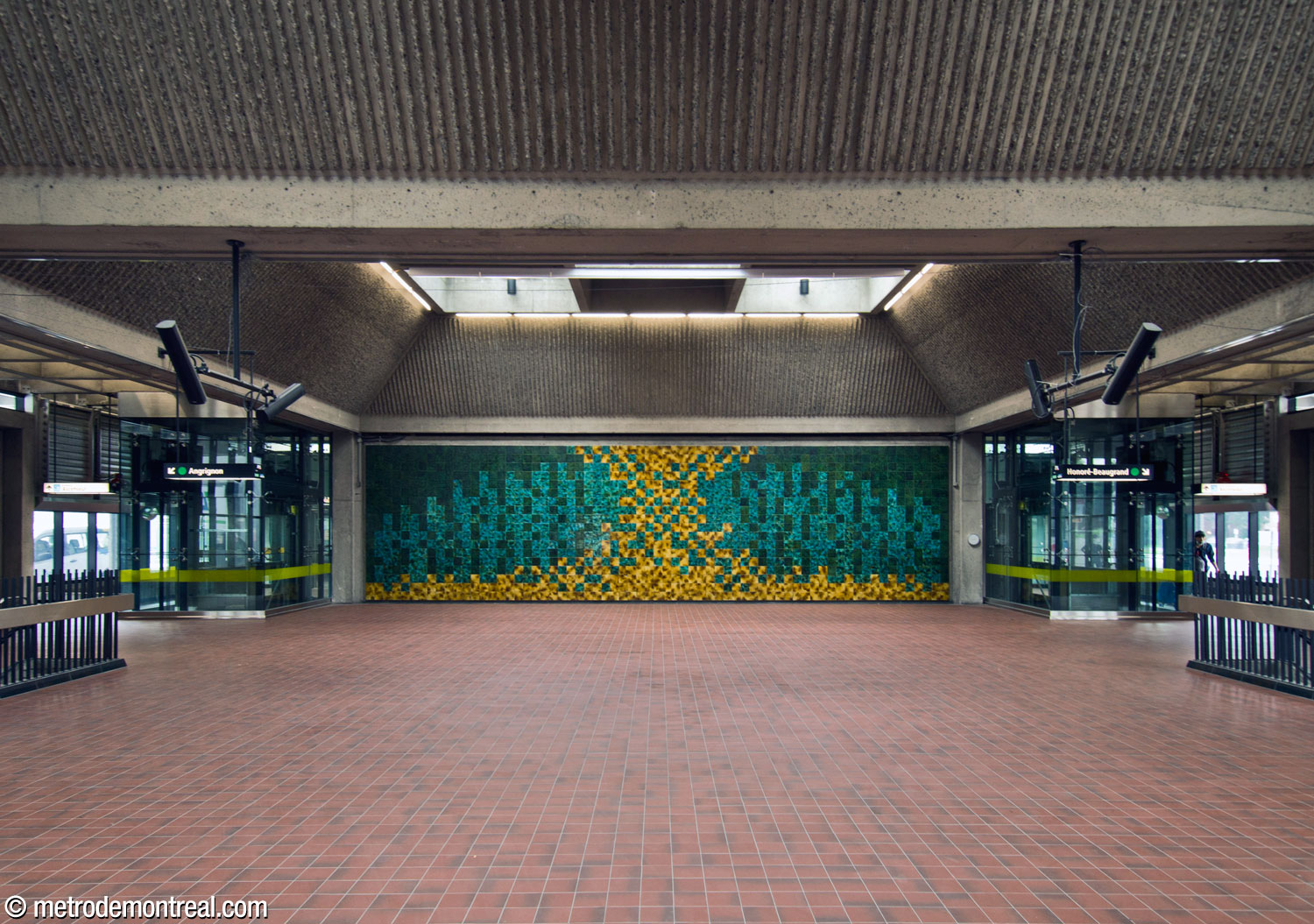 View of the eastern wall of the headhouse, in the fare-paid zone. The mural Opus 74 by Jean-Paul Mousseau is flanked by the elevators to the platforms.