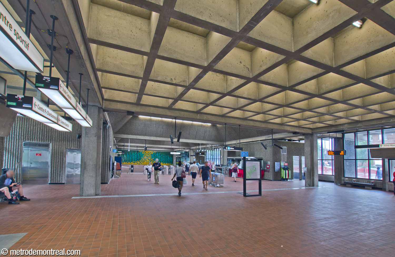 The interior of the headhouse, looking east towards the gateline and fare-paid zone. The west end of the headhouse has a coffered roof.