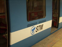 Le logotype STM sur une rame de métro