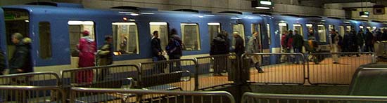 Une rame de métro arrêtée à la station Lionel-Groulx.